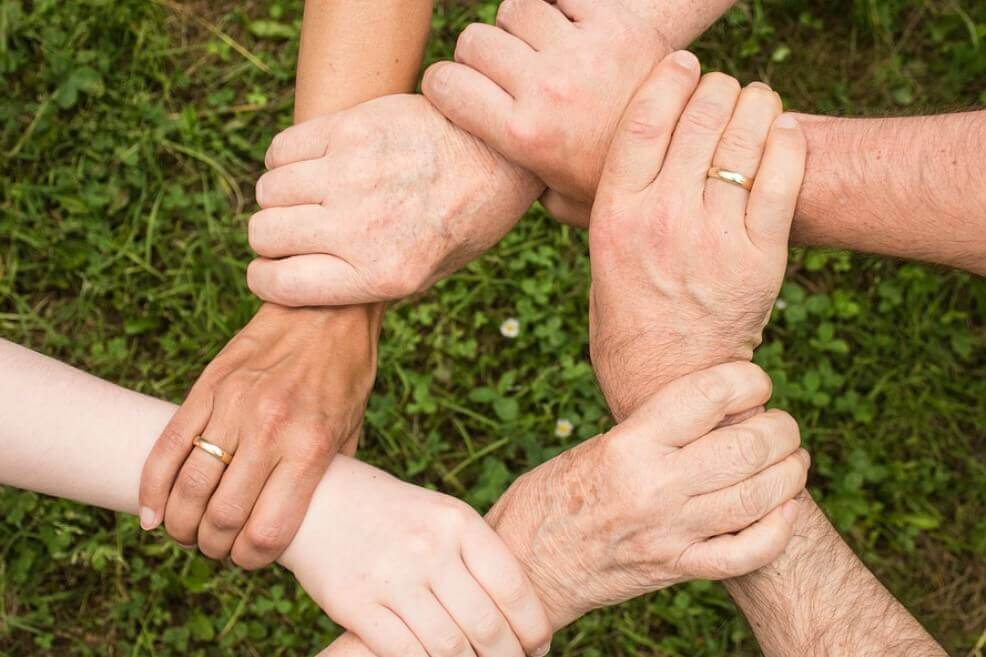 Ayuda a tu familia y ayuda a tu grupo son parte de las siete reglas morales que se repiten. / Pixabay