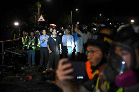 Policía se enfrenta a manifestantes en Hong Kong tras nueva protesta masiva
