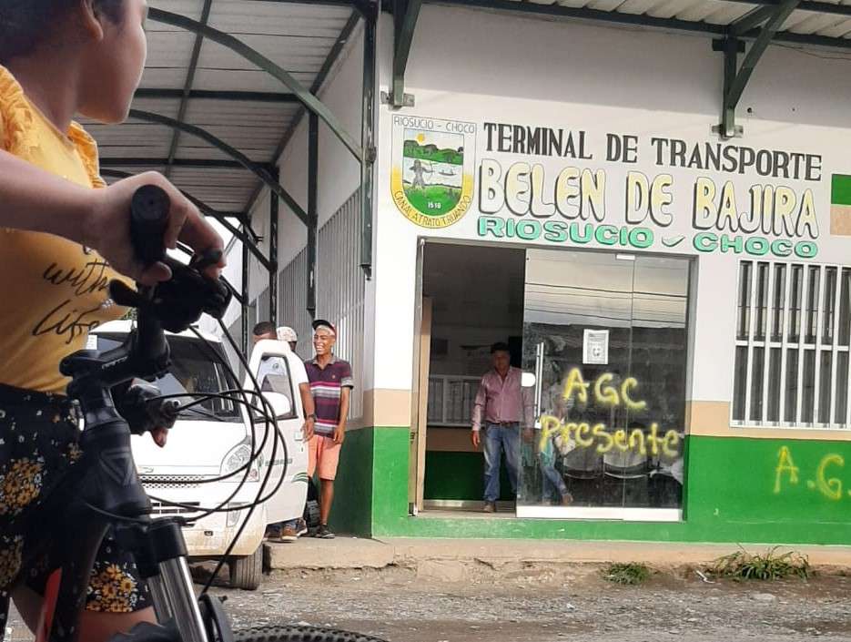 Terminal de transporte de Belén de Bajirá, en Riosucio (Chocó), marcado por miembros de las Autodefensas Gaitanistas de Colombia / Foto Rafael Latorre.