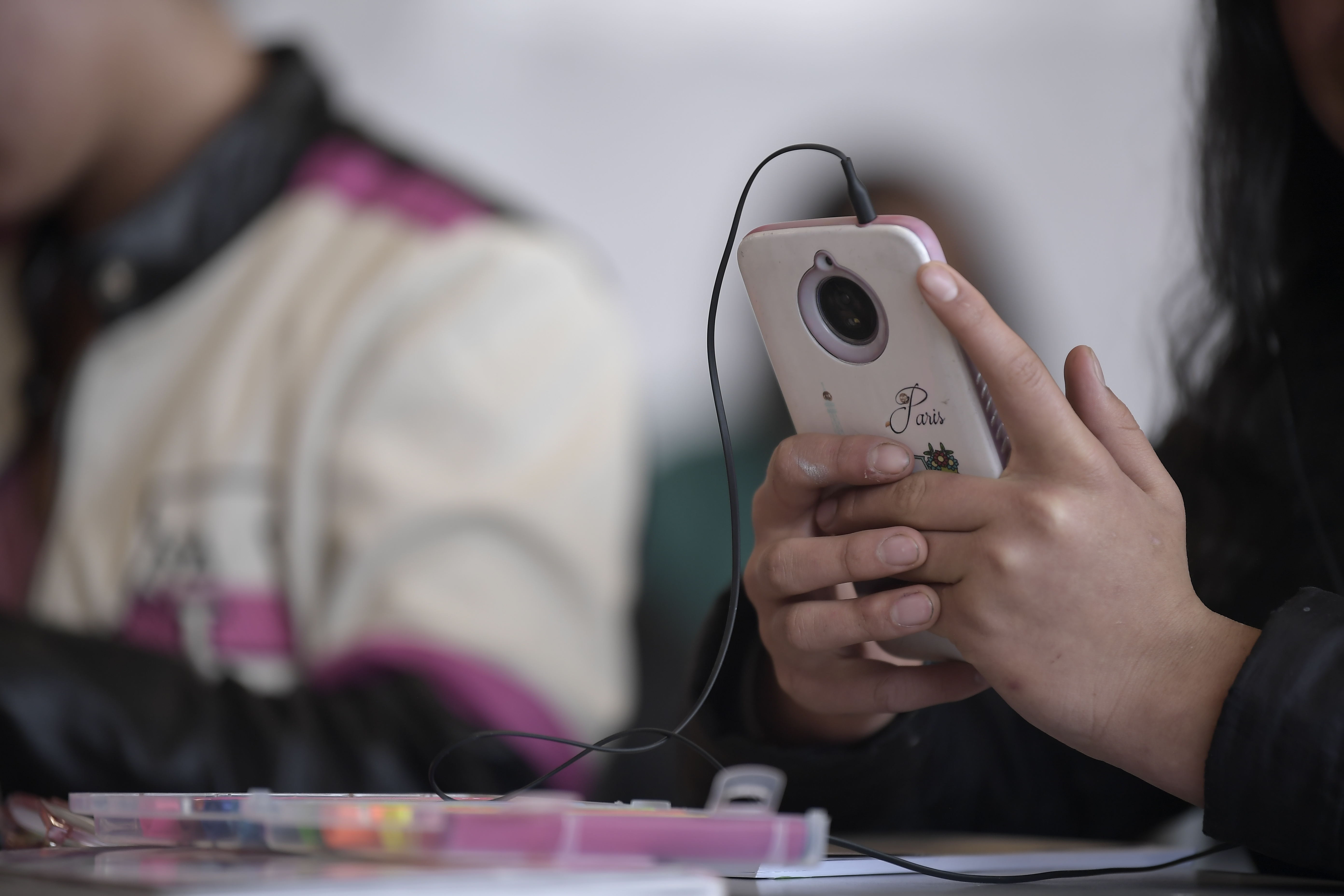 Estudiante de este colegio público ubicado en Bosa, Usan el celular.