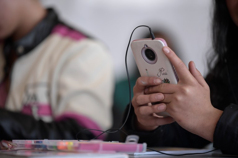 Estos investigadores creen que su celular tiene que ver con las bajas las tasas de natalidad