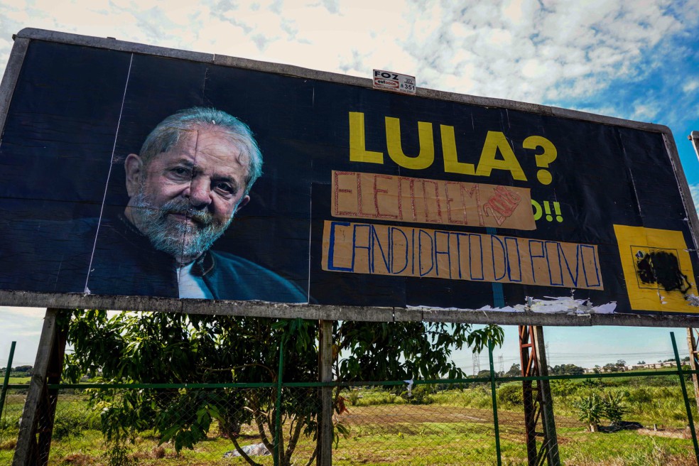 El exmandatario brasileño ha sido atacado en diferentes puntos al sur de Brasil. / AFP