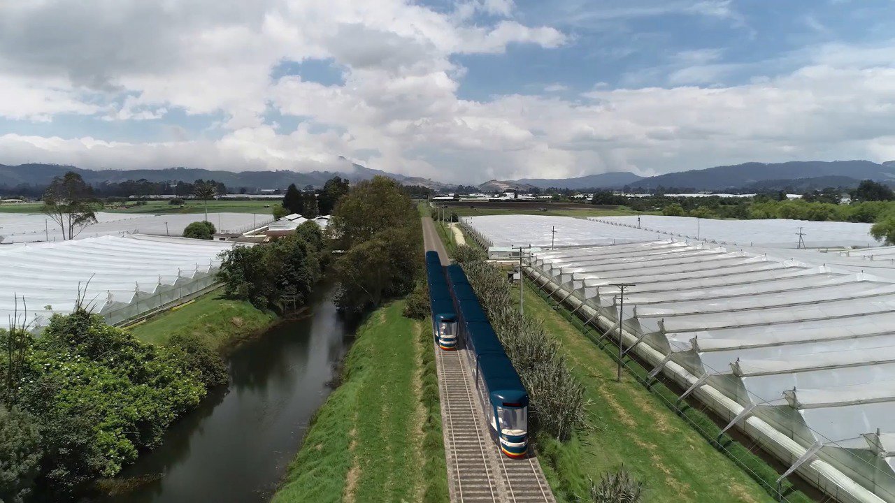 Según los diseños del proyecto, los trenes tendrán una extensión de 50 metros de largo, y en 2024 se espera que pueda transportar hasta 8400 pasajeros por hora por sentido (pphps).