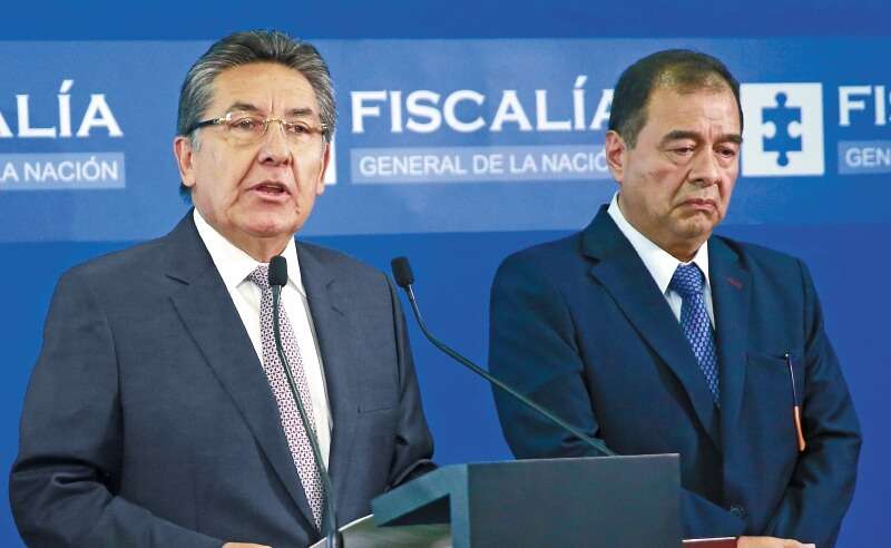 Néstor Humberto Martínez renunció y le pasó la batuta al ahora fiscal encargado Fabio Espitia (der.). / Cortesía Fiscalía