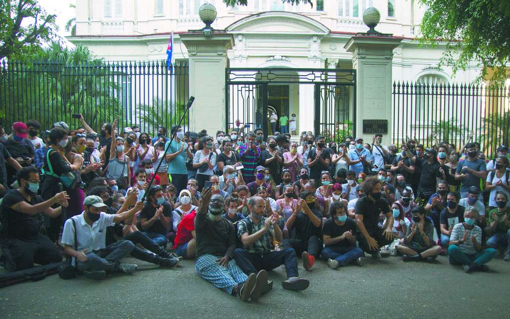 Por primera vez en seis décadas cientos de artistas se reunieron para protestar frente al Ministerio de Cultura de Cuba. / AP