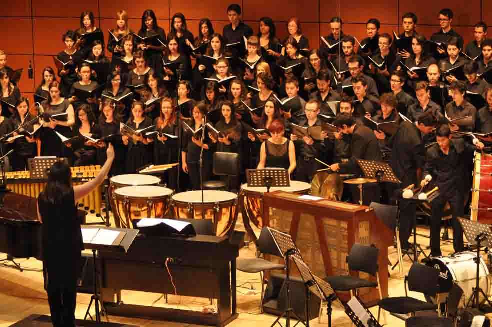 La dirección estuvo a cargo de Carolina Gamboa, directora del coro de los Andes. El de la Javeriana lo dirige regularmente el maestro Alejandro Zuleta. / Cortesía