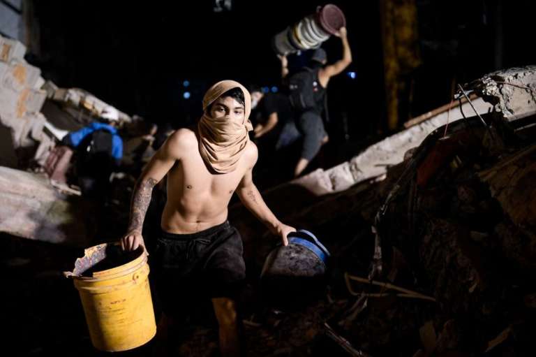 La labor de cientos de rescatistas y voluntarios se centró en encontrar sobrevivientes bajo los escombros.