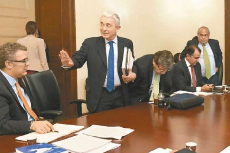 El expresidente Uribe y algunos de los voceros del No, en la reunión esta semana en el Ministerio del Interior. / Mininterior