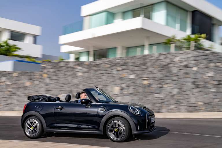 Nuevo Mini Cooper SE convertible.