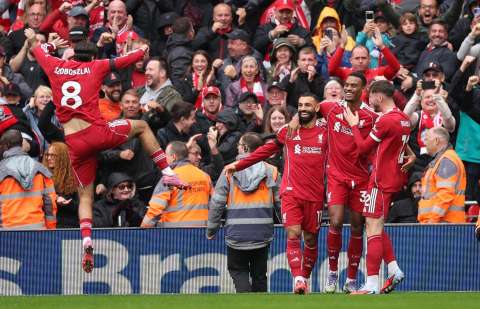 Liverpool, imparable: tumbó al Everton en un derbi lleno de tensión y sigue líder