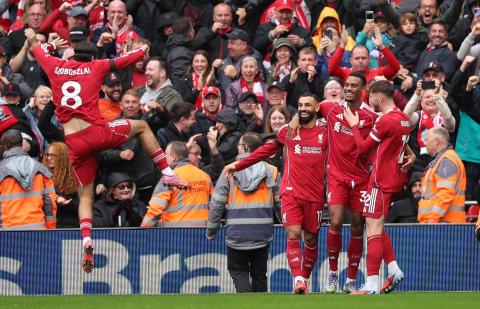 Liverpool, imparable: tumbó al Everton en un derbi lleno de tensión y sigue líder