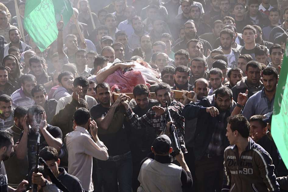 Miembros de Hamás cargan el cadáver de Ahmed Yabari, comandante del brazo armado de Hamás en Gaza, durante su funeral/ EFE