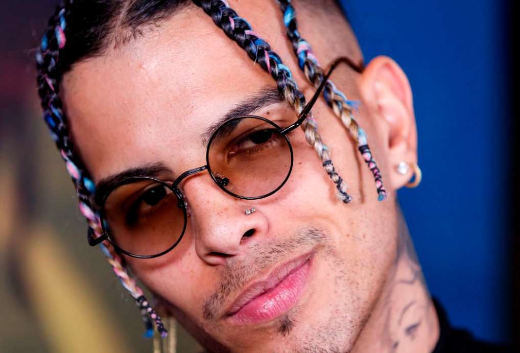 Nacido hace 27 años en San Juan (Puerto Rico) e hijo de artistas, Rauw Alejandro lanzó en noviembre de 2016 su álbum debut titulado "Punto de equilibrio".