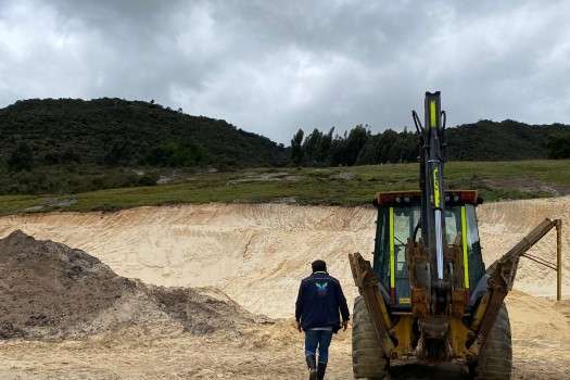 Por la explotación ilegal y antitécnica de arena en zona rural del municipio de Villa Pinzón, la Corporación Autónoma Regional de Cundinamarca dispuso la suspensión inmediata de la explotación del material debido a la falta de permisos y al grave impacto ambiental que de allí se derivó.