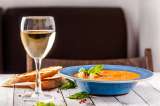 Ajiaco con vino blanco y otros maridajes con esta bebida en recetas colombianas