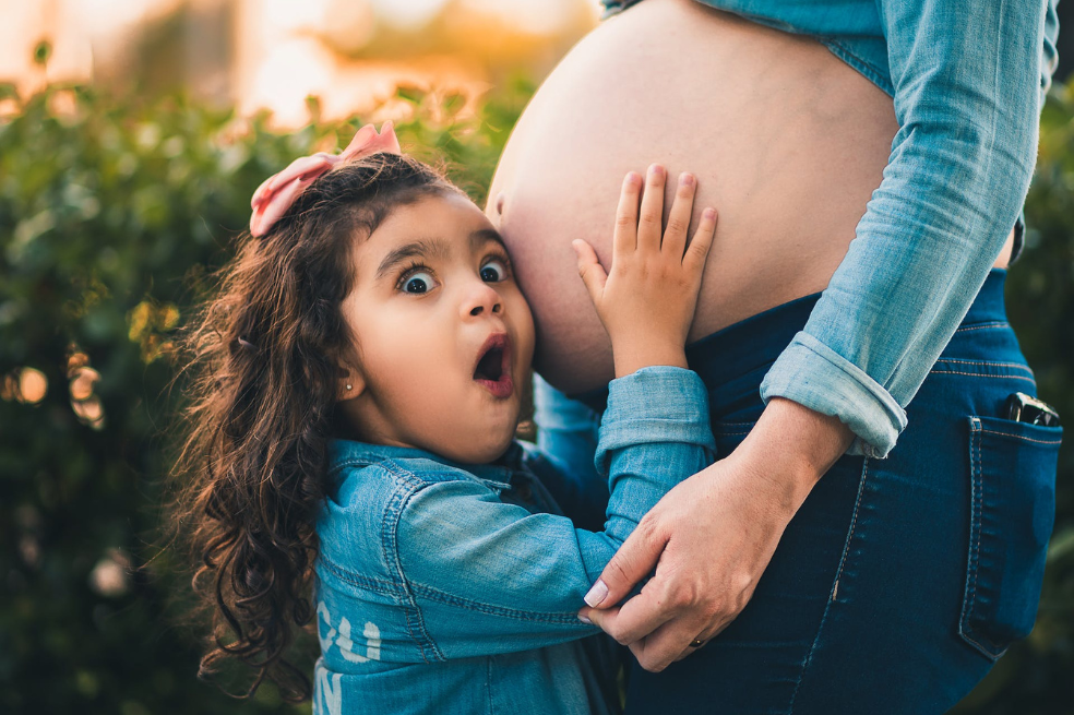 ¿Cómo explicarles a los niños de dónde vienen los bebés? 5 consejos prácticos