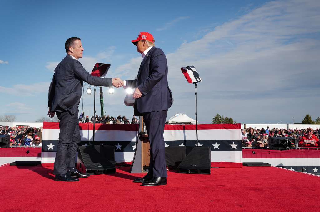 El candidato republicano al Senador por Ohio, Bernie Moreno, junto al expresidente Donald Trump (derecha).