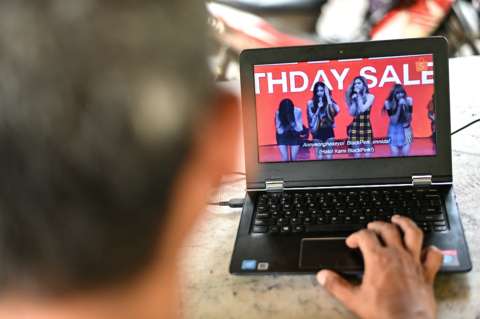 Indonesia prohíbe anuncio en el que aparecen cantantes con minifalda