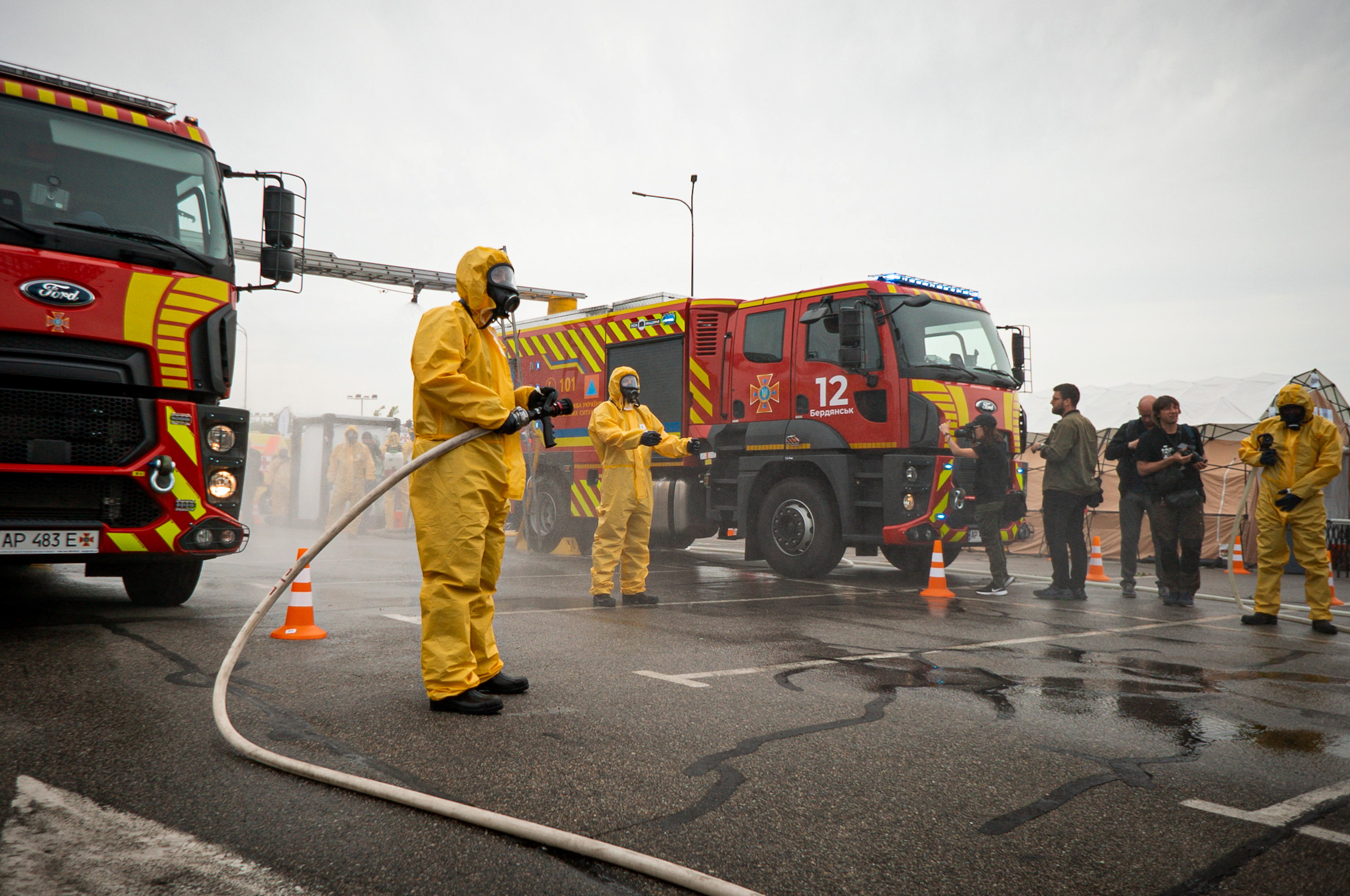 Zaporizhzhia (Ukraine), 29/06/2023.- Ukrainian emergency response personnel take part in exercises to prepare for a possible attack on the nuclear power plant in Zaporizhzhia , Ukraine, 29 June 2023, amid the Russian invasion. Russian troops entered Ukrainian territory in February 2022, starting a conflict that has provoked destruction and a humanitarian crisis. (Atentado, Rusia, Ucrania) EFE/EPA/NICOLETTA STOYANOVA