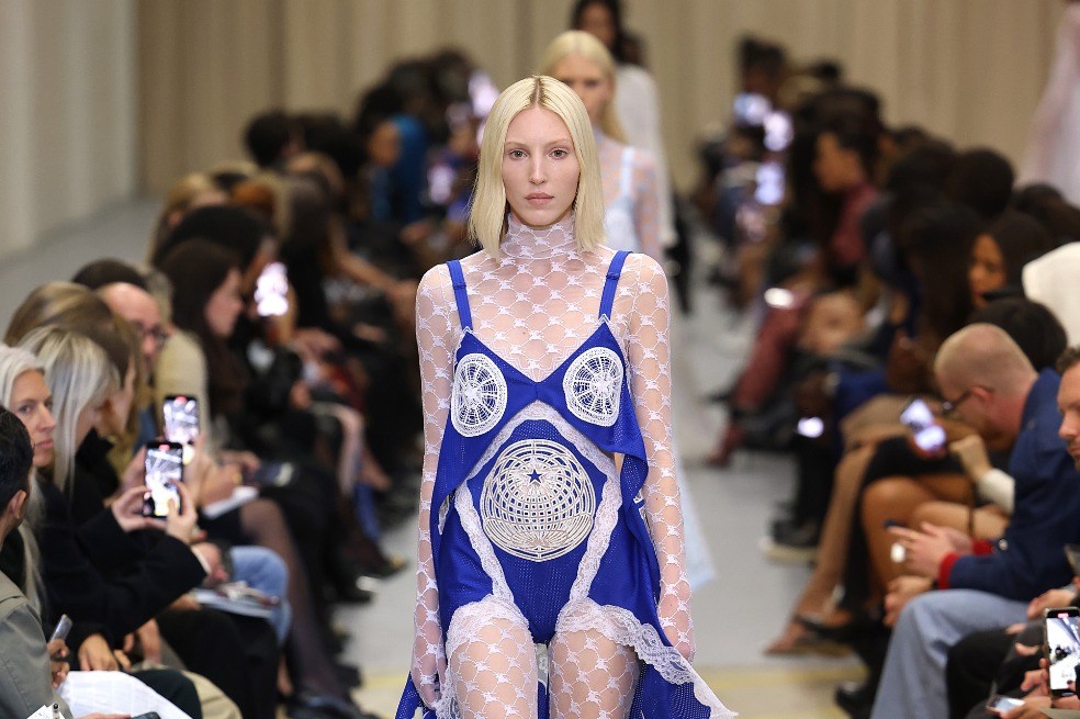 La nueva colección de Burberry se tomó Londres en medio de un evento solemne.