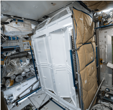 Los baños se instalan en una cabina similar a esta para guardar la privacidad de los astronautas.
