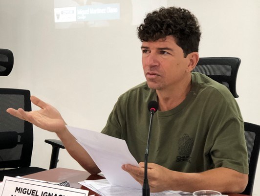 En bermuda y chancletas llegó concejal de Santa Marta a sesión en el Concejo