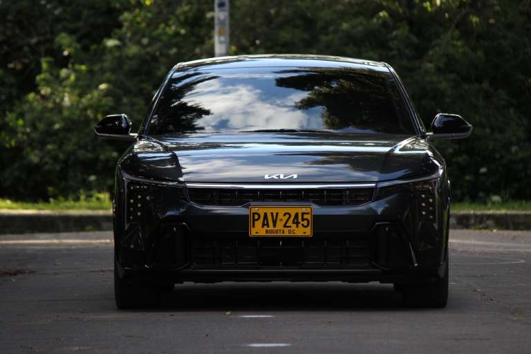 La parrilla frontal del Kia K4 que se vende en Colombia sigue la línea de diseño de los más recientes lanzamientos de la marca, adoptando la renovada parrilla tipo Tiger Nose.