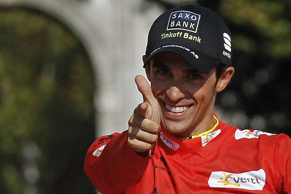 El español Alberto Contador y su habitual forma de celebrar. / EFE