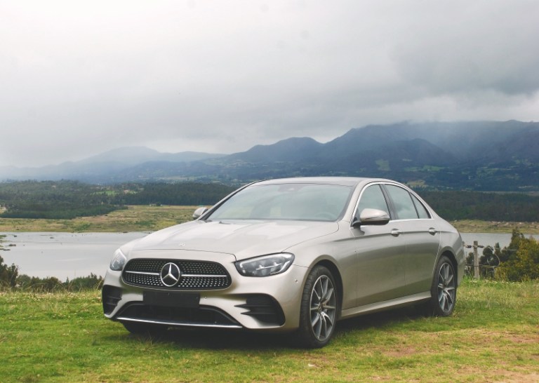 Mercedes-Benz E350, el primer sedán híbrido de lujo de la firma alemana