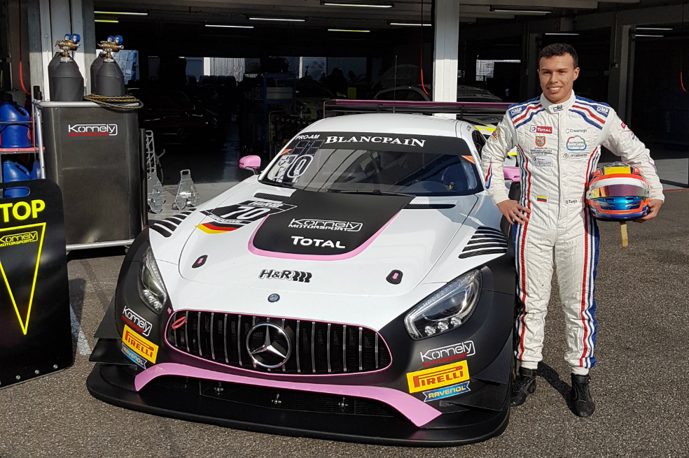 El colombiano Óscar Tunjo junto al Mercedes AMG GT3 que manejará este fin de semana. / Cortesía prensa Óscar Tunjo