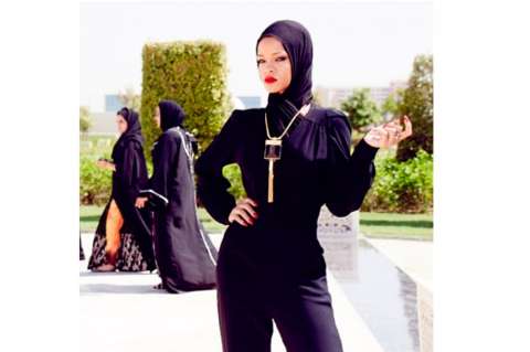 Rihanna, en problemas por fotos "inapropiadas" en mezquita de Abu Dhabi