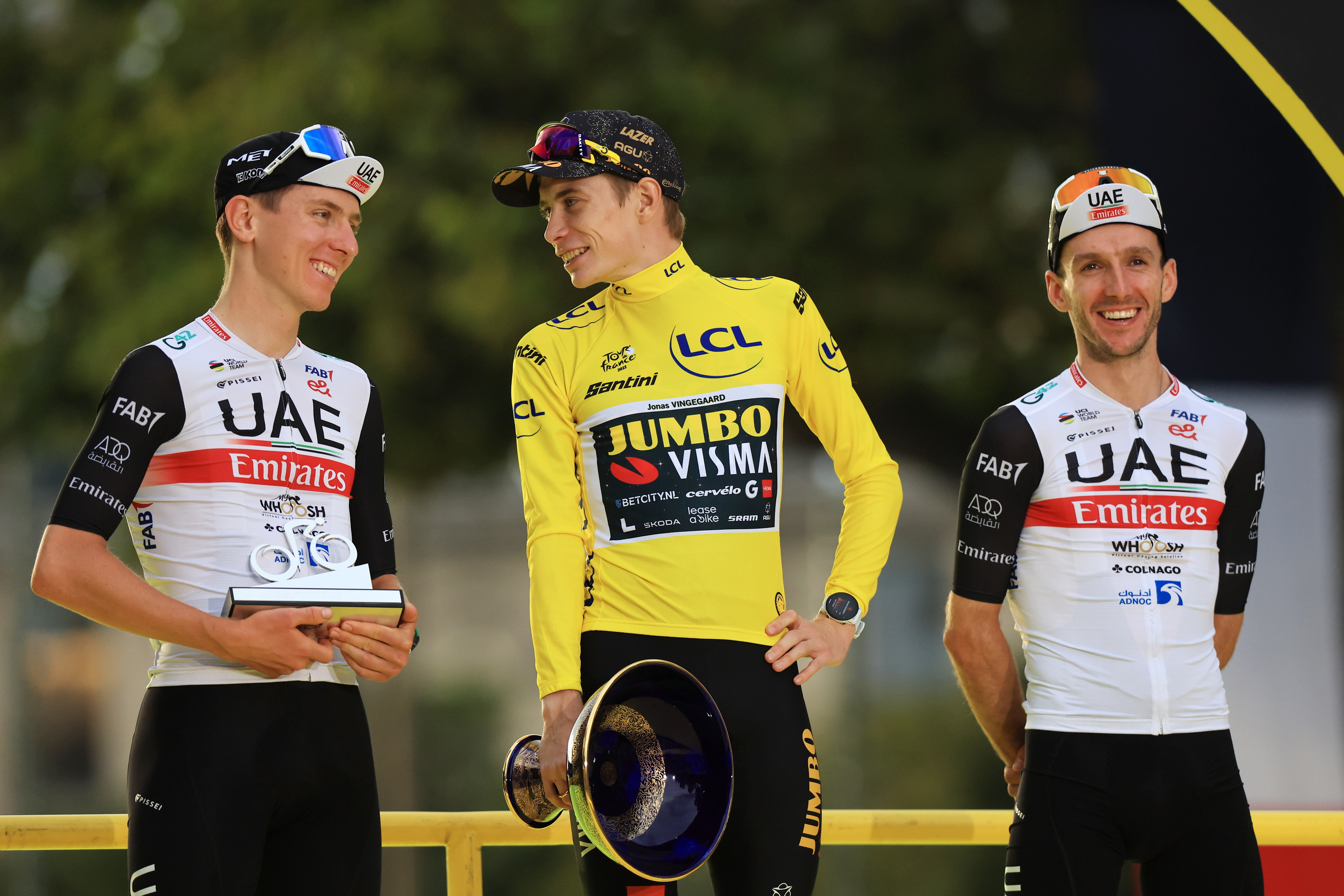 Paris (France), 23/07/2023.- Yellow Jersey and Tour de France overeall winner Danish rider Jonas Vingegaard (C) of team Jumbo-Visma, second placed Slovenian rider Tadej Pogacar (L) of team UAE Team Emirates and third placed British rider Adam Yates of team UAE Team Emirates on the podium after the 21st and final stage of the Tour de France 2023 over 115kms from Saint-Quentin-en-Yvelines to Paris Champs-Elysee, France, 23 July 2023. (Ciclismo, Francia, Eslovenia) EFE/EPA/MARTIN DIVISEK