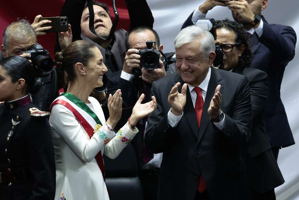 MEX746. CIUDAD DE MÉXICO (MÉXICO), 01/10/2024.- La presidenta de México Claudia Sheinbaum (i) acompañada del mandatario saliente, Andrés Manuel López Obrador (d), (2018-2024), aplauden al termino de la toma de juramento en la Cámara de Diputados, este martes en la Ciudad de México (México). Claudia Sheinbaum asumió este martes como la primera mujer presidenta de México para el sexenio de 2024 a 2030 en una ceremonia en la Cámara de Diputados a la que asistieron casi una veintena de mandatarios internacionales y cientos de representantes de países y organismos multilaterales. EFE/ José Méndez