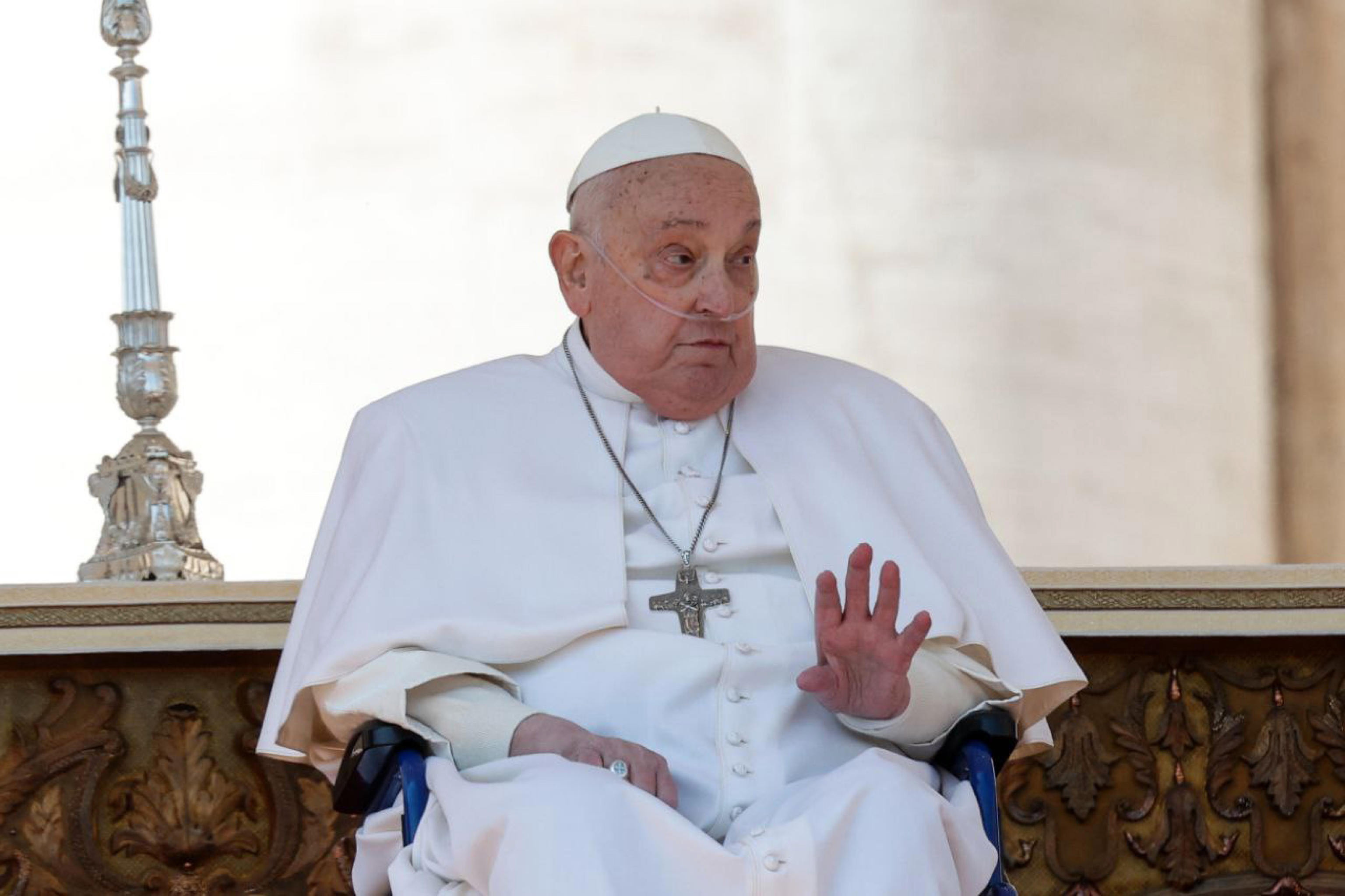 FOTODELDÍA CIUDAD DEL VATICANO (VATICANO), 06/04/2025.- El papa Francisco, convaleciente por sus problemas de salud, ha reaparecido este domingo en persona ante los fieles en la Plaza de San Pedro del Vaticano, al final de la misa del Jubileo dedicada a los enfermos. EFE/Giuseppe Lami