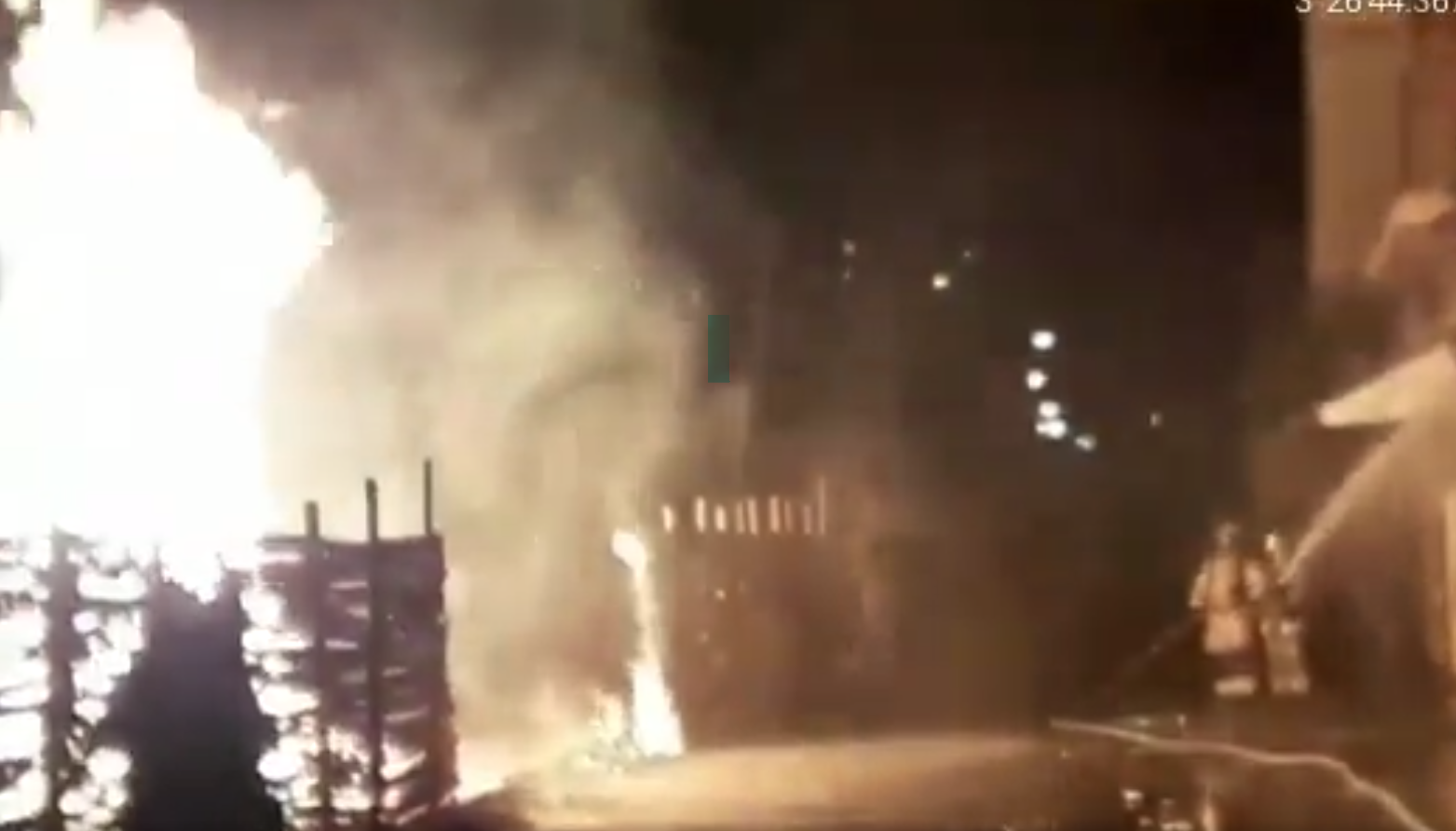 Bomberos lanzan agua al fuego.