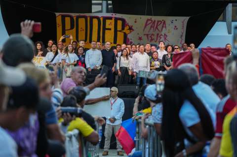 Petro busca cimentar fuerza electoral en territorios con seguidilla de plazoletazos