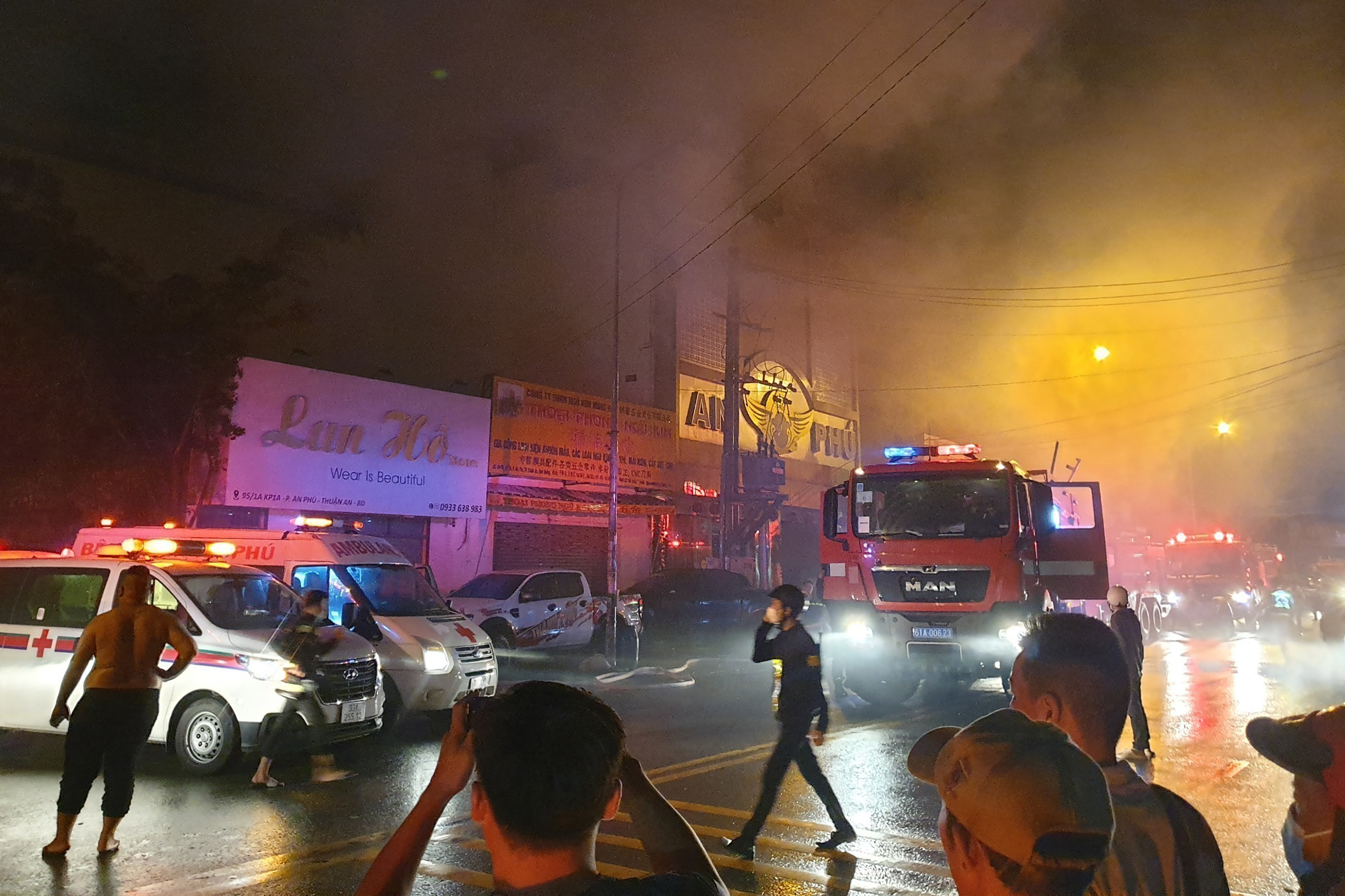 Los bomberos en la escena de un incendio mortal que envolvió un bar de karaoke en la provincia de Binh Duong, al norte de la ciudad de Ho Chi Minh.