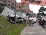Movilidad 13 de enero: camioneta se estrelló contra un poste en la carrera Séptima