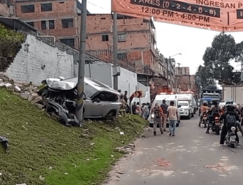 Movilidad 13 de enero: camioneta se estrelló contra un poste en la carrera Séptima