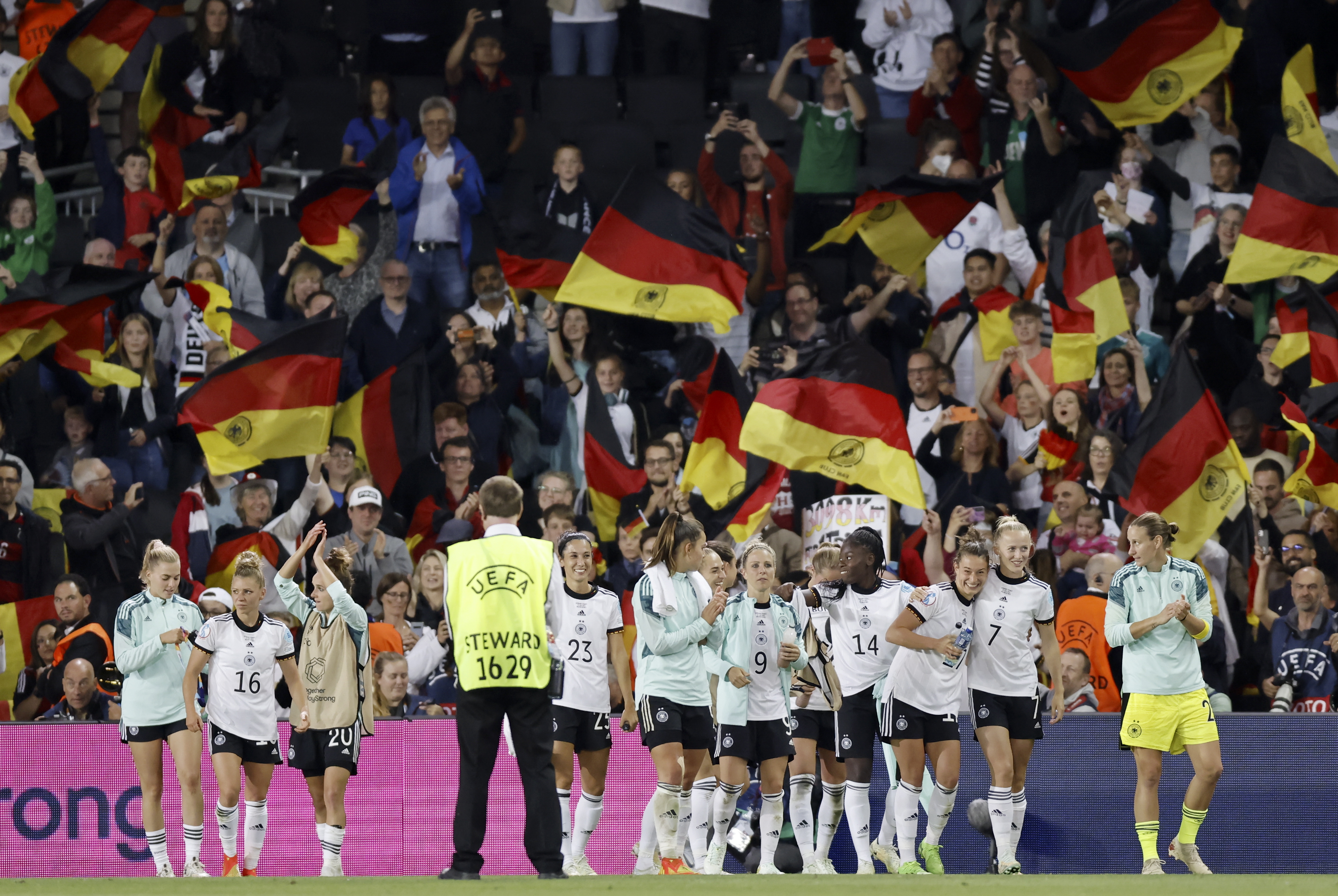 Milton Keynes (United Kingdom), 27/07/2022.- Players of Germany celebrate after winning the UEFA Women's EURO 2022 semi final soccer match between Germany and France in Milton Keynes, Britain, 27 July 2022. (Francia, Alemania, Reino Unido) EFE/EPA/Tolga Akmen