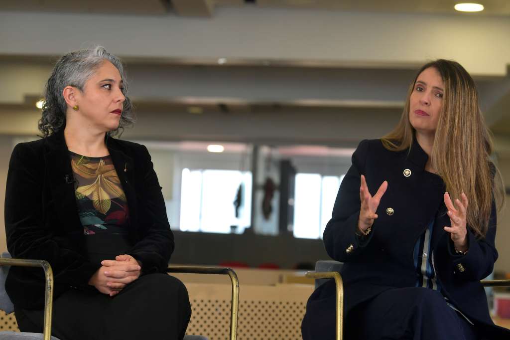 María José Pizarro y Paloma Valencia, senadoras de la república, en entrevista (izq-der).