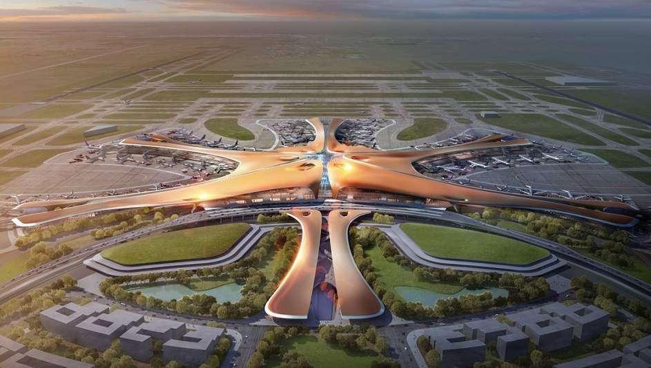 El Aeropuerto Internacional de Pekín-Daxing, inaugurado en 2019, su diseño se basa en una forma de estrella de mar y está inspirado en el concepto de "aeropuerto de una sola terminal". Esta estructura permite a los pasajeros moverse de manera más eficiente y reduce el tiempo de tránsito. Además, es conocido por su impresionante terminal de 700,000 metros cuadrados, que tiene el techo más alto del mundo para un aeropuerto.