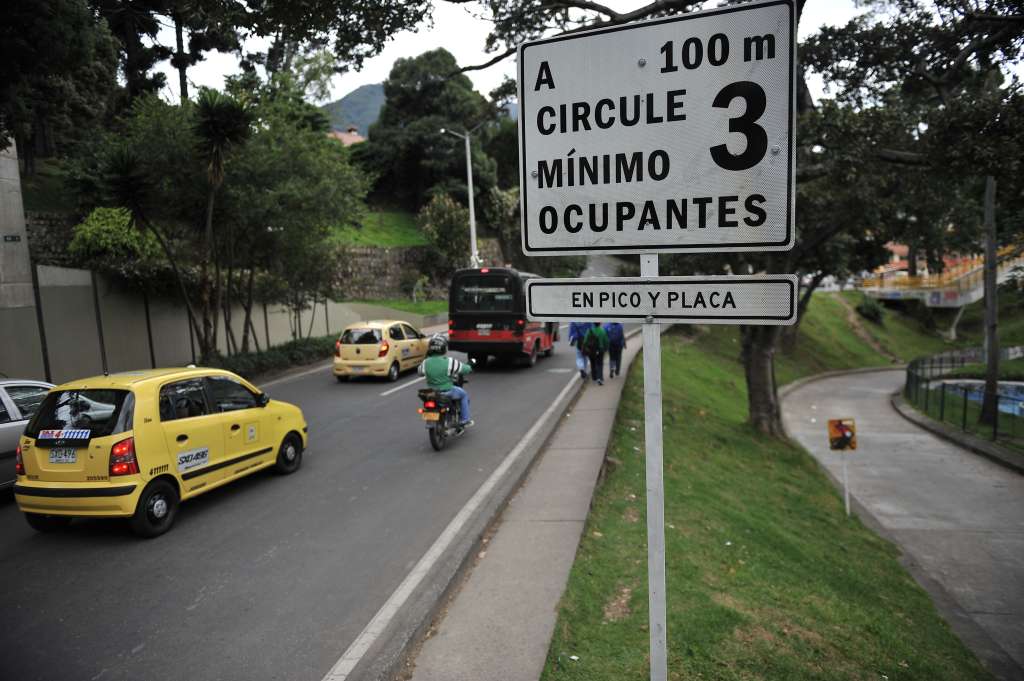 Avisos que hacen referencia a el cambio de restricción vehicular en el centro de la capital