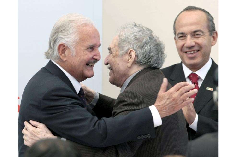 El escritor mexicano Carlos Fuentes y Gabriel García Márquez en un evento realizado por el expresidente de México Felipe Calderón. / Reuters