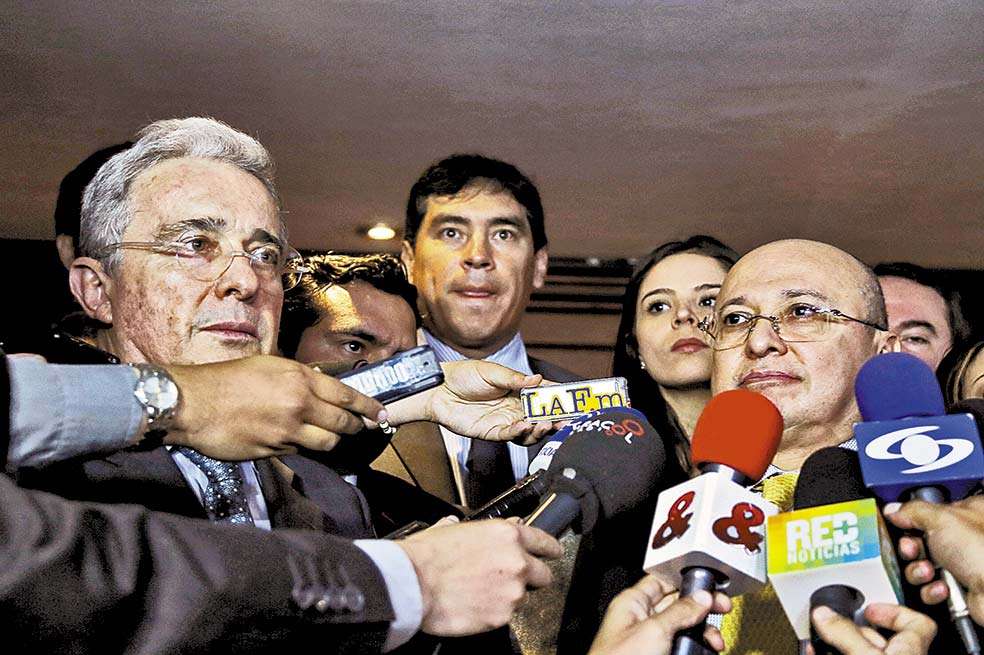 El senador Álvaro Uribe y el fiscal Eduardo Montealegre dan declaraciones a los medios tras su reunión del jueves pasado. / Mauricio Alvarado - Colprensa
