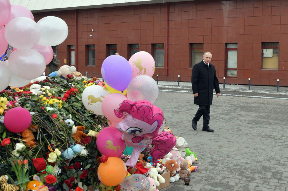 El presidente ruso Vladimir Putin deja flores en tributo a las víctimas del incendio en el centro comercial de Kemerovo ocurrido esta semana. / AFP