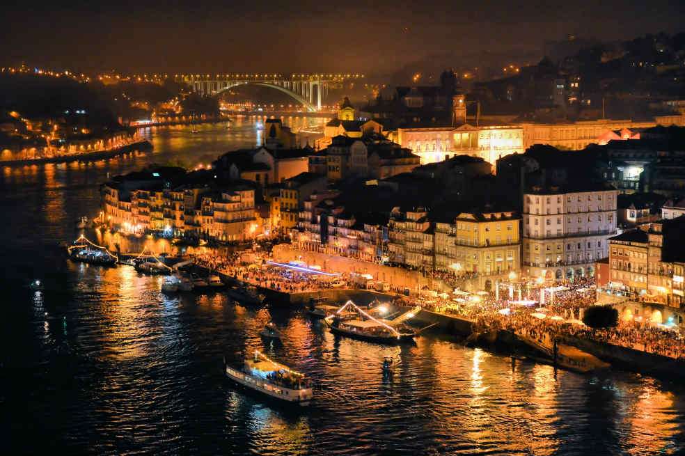 La ciudad de Oporto recibe a sus visitantes con una extraordinaria vista del río Duero. / 123rf