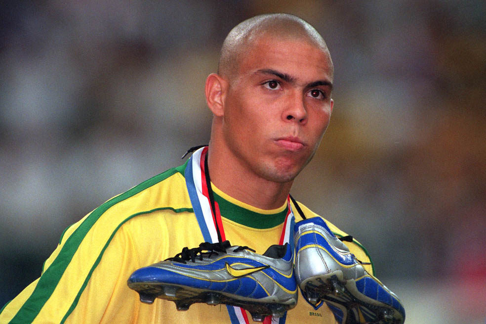 Ronaldo con sus zapatillas colgadas luego de la final de la Copa Mundial de 1998.