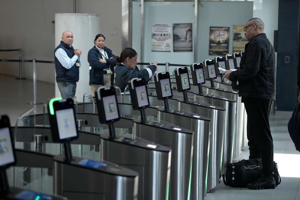 Personal de migración Colombia y viajeros en esta terminal aérea.