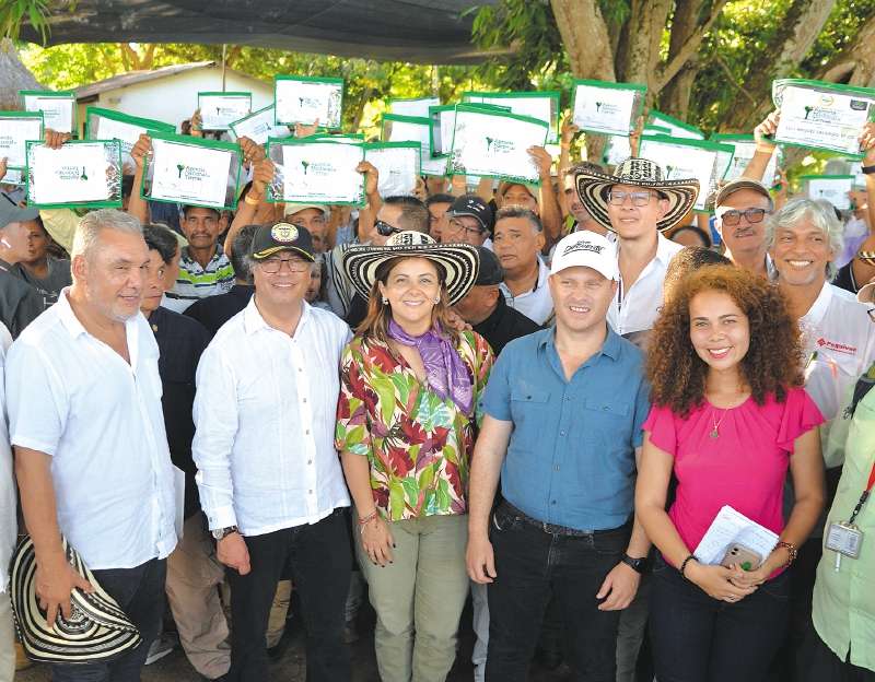 El presidente Gustavo Petro durante una entrega de tierras en Sucre, acompañado por la ministra de Agricultura, Jhenifer Mojica (centro), y el director de la ANT, Gerardo Vega (izquierda).
